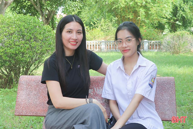 Kim Oanh và cô giáo dạy Ngữ văn Trần Thị Cảnh Thuần. 1.6.jpg
