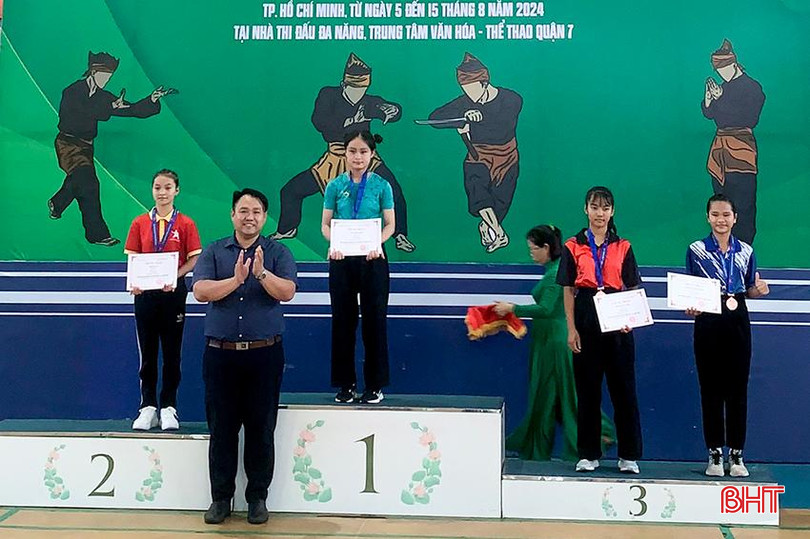VĐV Võ Thị Kim Phượng giành HCV hạng cân 48kg, lứa tuổi 12 - 14. 1.2.jpg