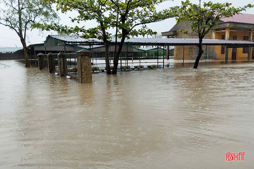 Overstroomde binnenplaats van de Ha Huy Tap High School (gemeente Cam Lac) op de ochtend van 31 oktober. bqbht_br_15.jpg