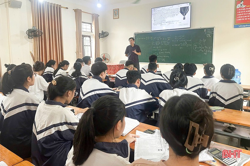 Giáo viên, học sinh Trường THPT Lê Quý Đôn (TP Hà Tĩnh) chạy đua với thời gian để củng cố kiến thức. bqbht_br_11.jpg