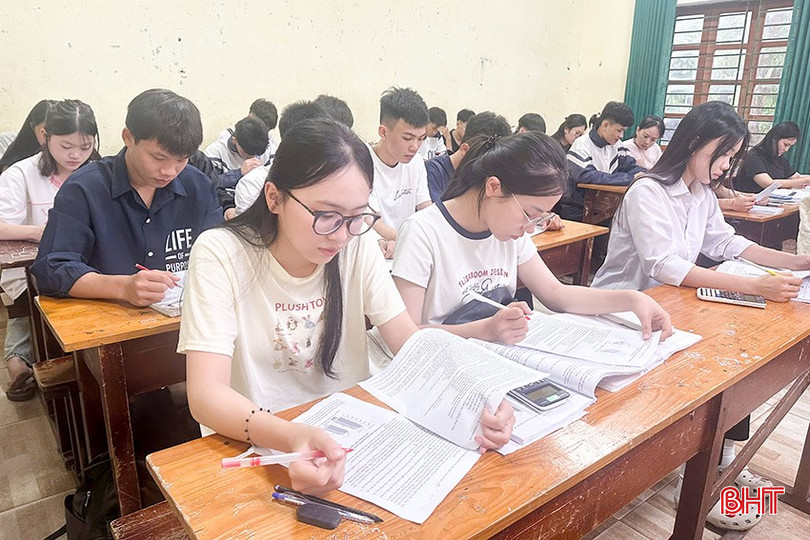 Học sinh tranh thủ thời gian luyện kỹ năng làm đề. bqbht_br_19.jpg