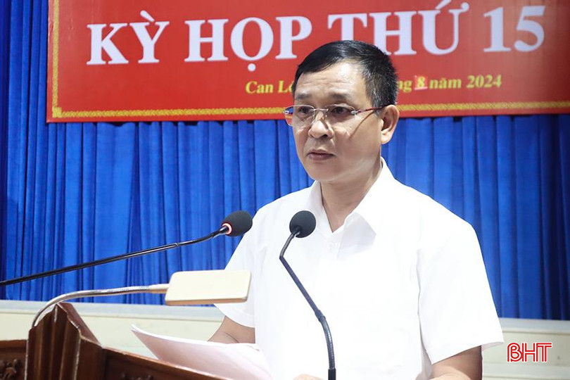 Phó Chủ tịch UBND huyện Trần Mạnh Sơn báo cáo trả lời ý kiến cử tri. 1.1.jpg