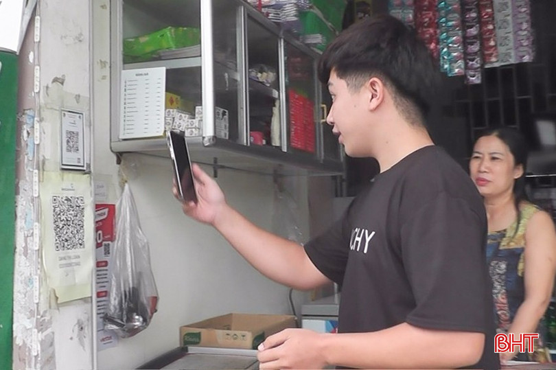 Người dân thôn Hòa Thịnh mua sắm không dùng tiền mặt. bqbht_br_13.jpg