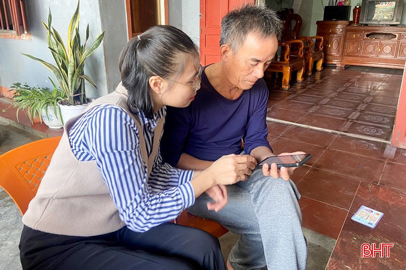 Cán bộ địa phương hỗ trợ người dân chuyển đổi số. bqbht_br_11.jpg