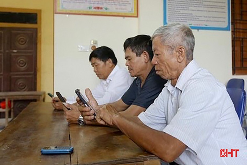Người dân thôn Trung Thiên, xã Thiên Lộc cập nhật tình hình, sự chỉ đạo của thôn qua nhóm zalo chung. bqbht_br_14.jpg