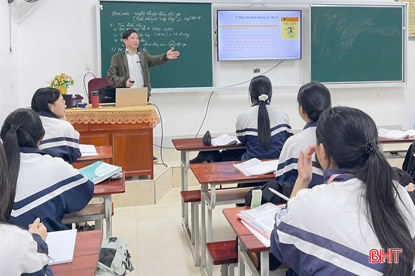 Giáo viên Trường THPT Nguyễn Du (Nghi Xuân) ứng dụng công nghệ thông tin nhằm phục vụ hiệu quả quá trình dạy học. bqbht_br_11.jpg