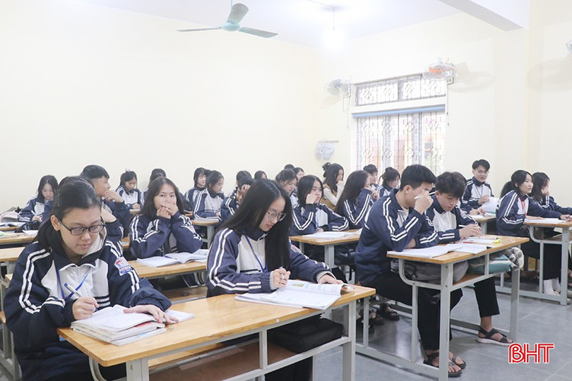 Học sinh lớp 12 Trường THPT Can Lộc ôn tập kiến thức, chuẩn bị cho Kỳ thi tốt nghiệp THPT. bqbht_br_16.jpg