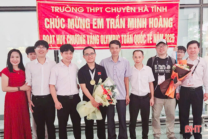 The Board of Directors and Math Department of Ha Tinh Specialized High School shared joy with their favorite student. bqbht_br_24.jpg