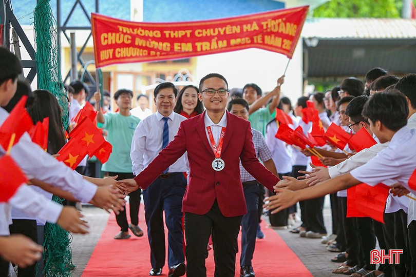 Trần Minh Hoàng - học sinh Trường THPT Chuyên Hà Tĩnh đã xuất sắc đoạt HCB Olympic Toán học quốc tế. bqbht_br_11.jpg