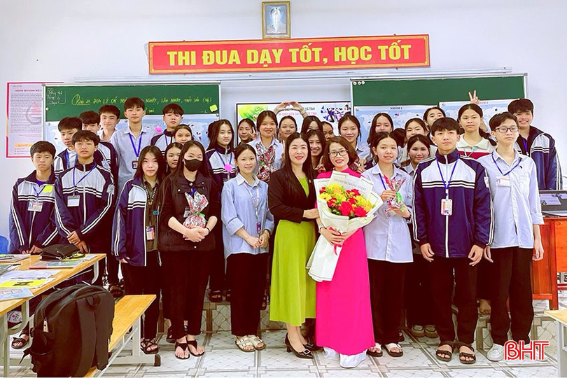 Giáo viên, học sinh chúc mừng cô giáo Ngọc Mai sau phần thi thực hành. bqbht_br_15.jpg