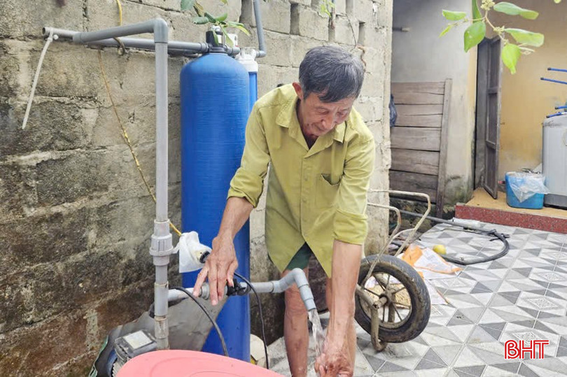 Người dân dẫn nước từ kênh thủy lợi sau đó dùng hệ thống lọc để sử dụng. 1.1.jpg