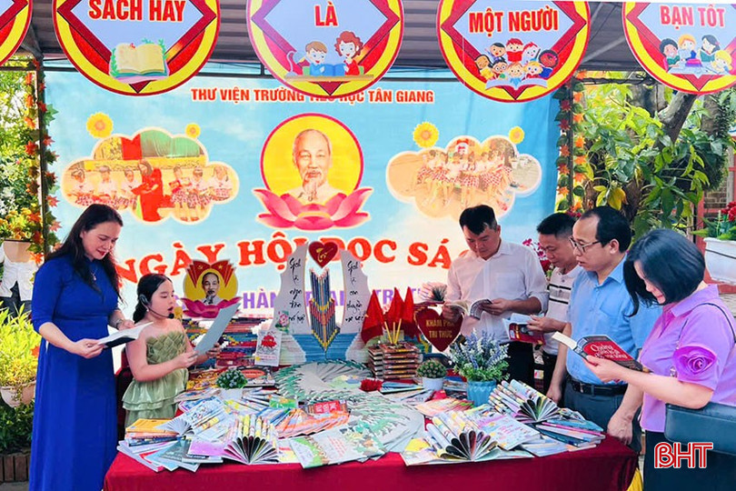 Trong ngày hội đọc sách, các thầy cô đã tham quan các gian trưng bày và nghe học sinh thuyết minh, giới thiệu sách. bqbht_br_16.jpg