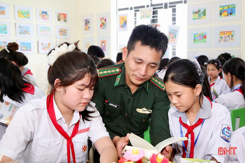 Ngày hội đọc sách của học sinh Trường THCS Hòa Hải (Hương Khê) thu hút sự tham gia của cán bộ, chiến sỹ bộ đội biên phòng. bqbht_br_14.jpg