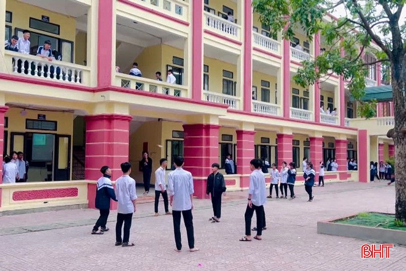Sân Trường THPT Cẩm Bình (Cẩm Xuyên) rộn ràng trong giờ ra chơi. 13-6752-1042.jpg
