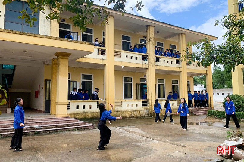 Học sinh Trường THPT Kỳ Anh trong giờ giải lao. 17-1932-3983.jpg