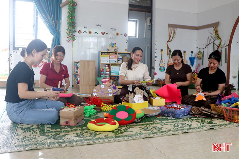 Giáo viên Trường Mầm non Hương Lâm (xã Hương Xuân) chuẩn bị đồ dùng đồ chơi cho năm học mới. bqbht_br_11.jpg