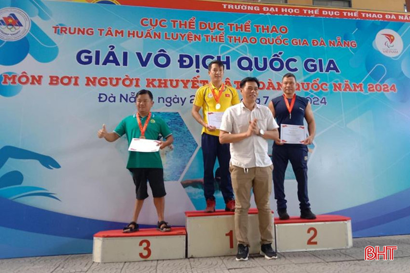 VĐV Đặng Văn Công (bục số 2) nhận HCB nội dung bơi cự ly 200m tự do . 1.2.jpg