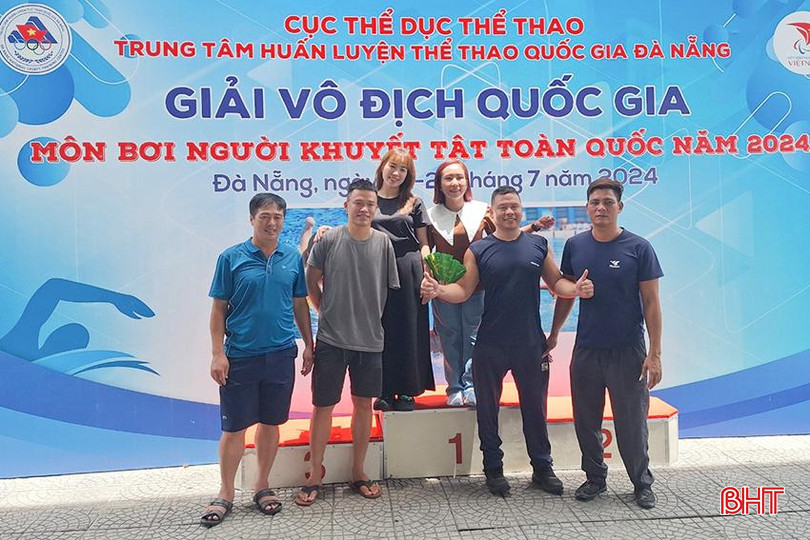 HLV Thái Hữu Hùng (áo xanh) cùng các VĐV khuyết tật Hà Tĩnh tại giải đấu. 1.1.jpg
