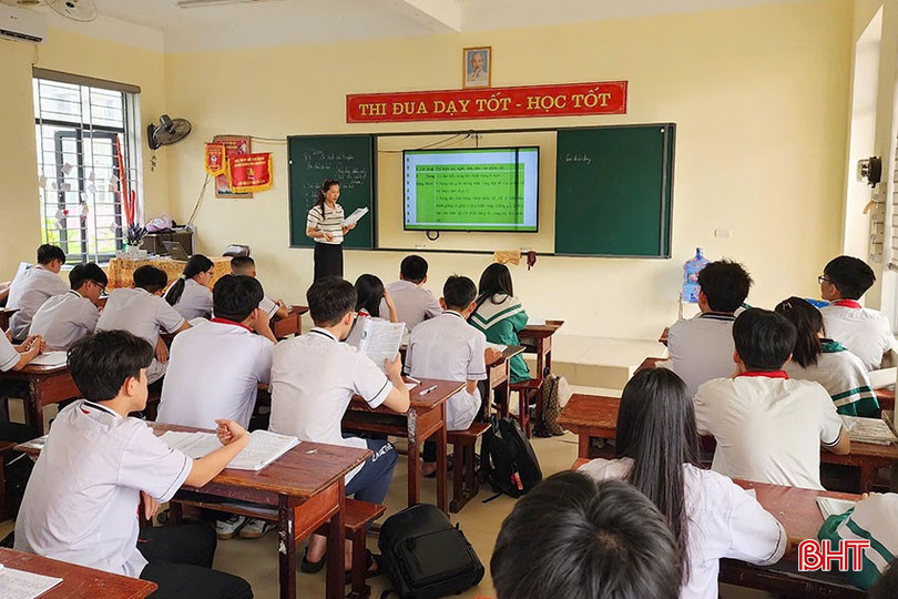 Giáo viên Trường THCS Nguyễn Du (TP Hà Tĩnh) luyện đề cho học sinh. bqbht_br_12.jpg