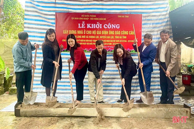 Các đại biểu và ông Cán động thổ khởi công nhà. bqbht_br_11.jpg
