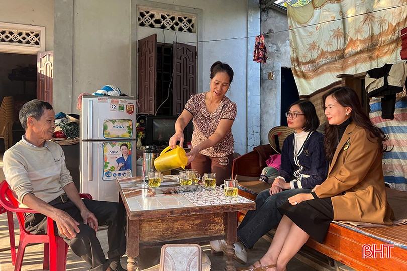 Vợ chồng ông Cán chia sẻ niềm vui với cán bộ mặt trận các cấp. bqbht_br_13.jpg