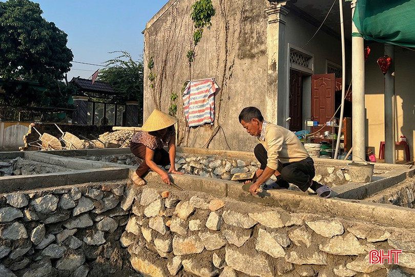 Hiện tại, phần móng của ngôi nhà đã được hoàn thành, với sự hỗ trợ của bà con lối xóm, gia đình ông Cán phấn đấu hoàn thành nhà mới trước tết Nguyên đán. bqbht_br_12.jpg