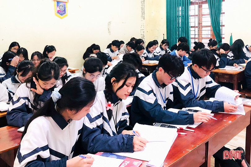 Học sinh Trường THPT Nguyễn Đình Liễn (Cẩm Xuyên) nỗ lực tích lũy kiến thức chuẩn bị cho kỳ thi tốt nghiệp. bqbht_br_13.jpg