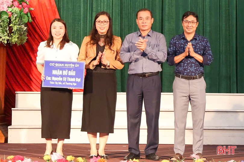 Tại chương trình, các cơ quan, đơn vị, doanh nghiệp, trường học đã trao biểu trưng đỡ đầu cho 33 cháu (Ảnh: Huyện ủy Can Lộc trao biểu trưng nhận đỡ đầu trẻ mồ côi cho đại diện Hội LHPN huyện). 23-410.jpg