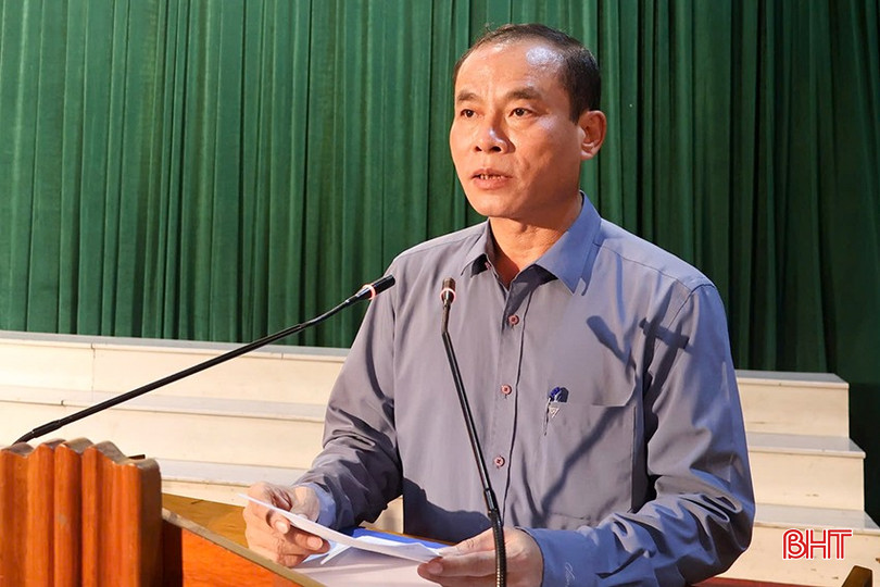 Phó Chủ tịch UBND huyện Can Lộc Nguyễn Tiến Dũng tiếp thu ý kiến của các đội viên. 22-5743.jpg