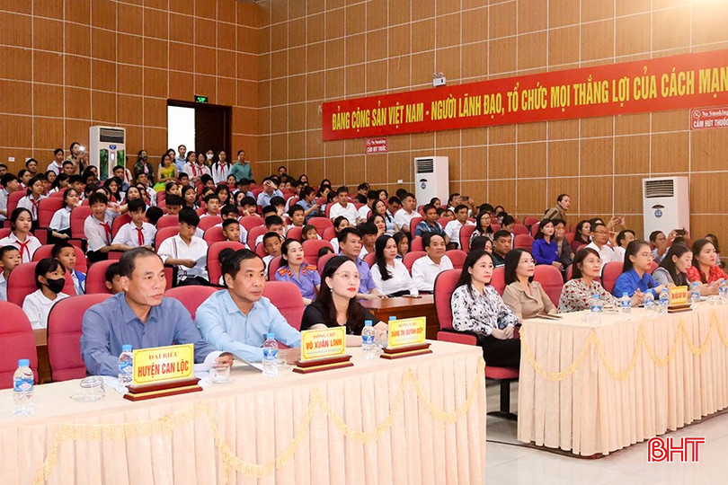 Đại biểu tham dự chương trình 11-6817.jpg
