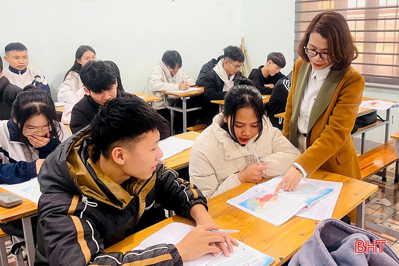 Giáo viên Trường THPT Nguyễn Thị Minh Khai điều chuyển biệt phái về tăng cường cho Trung tâm GDNN-GDTX huyện Đức Thọ. bqbht_br_11-6137.jpg