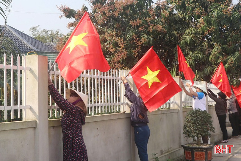 Phụ nữ thôn Yên Xuân làm đường cờ với chiều dài gần 1 km. bqbht_br_24.jpg