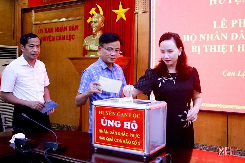 Lãnh đạo huyện Can Lộc quyên góp, ủng hộ Nhân dân các tỉnh phía Bắc bị thiệt hại do bão số 3. Lãnh đạo huyện Can Lộc quyên góp, ủng hộ Nhân dân các tỉnh phía Bắc bị thiệt hại do bão số 3.