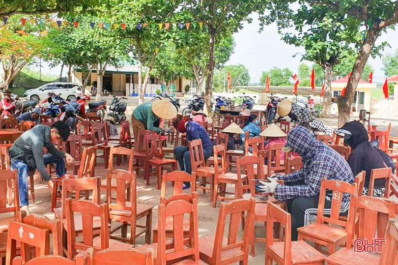 Giáo viên, phụ huynh Trường Tiểu học Mỹ Lộc đang sơn, sửa lại bàn ghế chuẩn bị cho năm học mới. 1.5.jpg