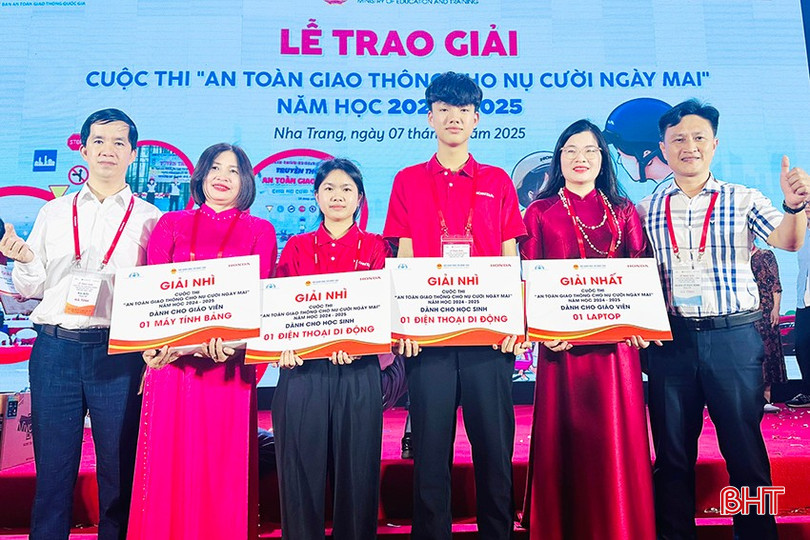 Lãnh đạo Sở GD&ĐT, các giáo viên học sinh Hà Tĩnh được vinh danh tại lễ trao giải. bqbht_br_11.jpg