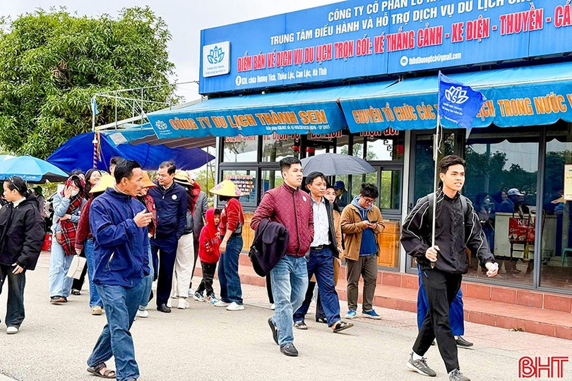 Toeristen waarderen het toeristische serviceondersteuningsmodel van Thanh Sen Travel Company enorm. Mô hình hỗ trợ dịch vụ du lịch của Công ty Lữ hành Thành Sen được du khách đánh giá cao.