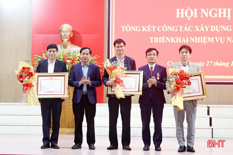 Lãnh đạo huyện trao tặng bằng khen của Thủ tướng Chính phủ cho các cá nhân. bqbht_br_18.jpg
