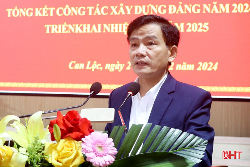 Phó Bí thư Thường trực Huyện ủy Can Lộc Bùi Văn Sơn báo cáo tại hội nghị. bqbht_br_12.jpg