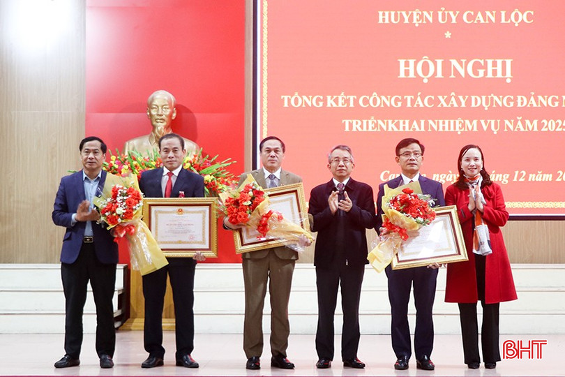 Chủ nhiệm UBKT Tỉnh ủy Hà Văn Trọng, lãnh đạo huyện Can Lộc trao tặng Huân chương Lao động Hạng ba, tặng hoa chúc mừng các cá nhân. bqbht_br_19.jpg
