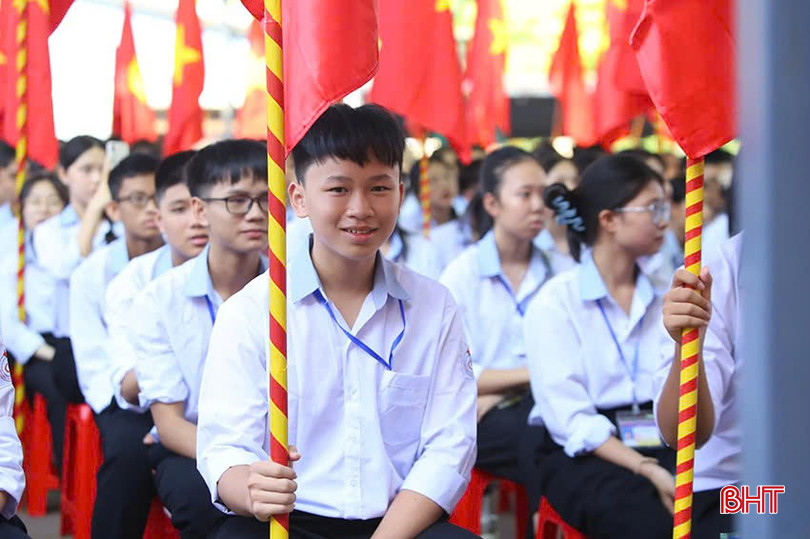 Em Nguyễn Nhật Quang, lớp 10 Toán 2 - Trường THPT Chuyên Hà Tĩnh cũng các bạn trong ngày khai giảng năm học. 1.5.jpg
