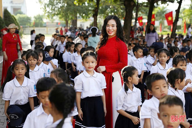 Niềm vui của cô trò trong ngày khai trường. 1.9.jpg