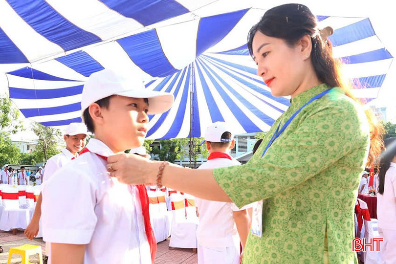 Sự quan tâm của giáo viên là động lực để học sinh bước vào năm học mới. 1.12.jpg