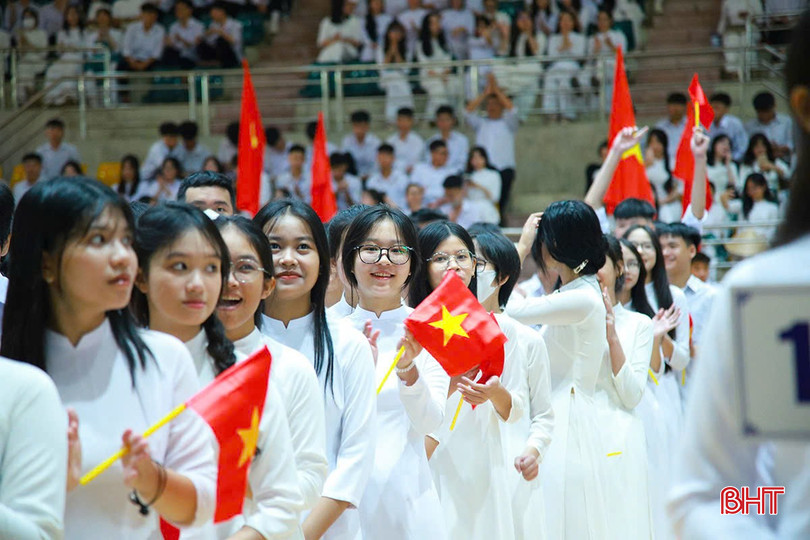 Nữ sinh Trường THPT Phan Đình Phùng rạng rỡ chào đón ngày khai trường. 1.3.jpg