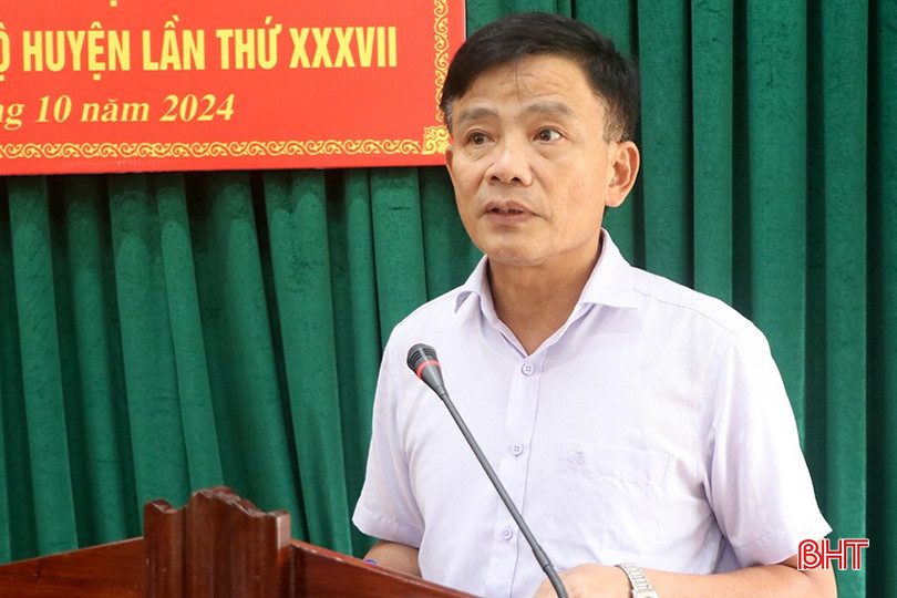 Phó Bí thư Thường trực Huyện ủy Can Lộc Bùi Văn Sơn báo cáo kết quả lãnh đạo thực hiện nhiệm vụ chính trị, công tác xây dựng Đảng 9 tháng, triển khai nhiệm vụ 3 tháng cuối năm 2024. 15-7485.jpg