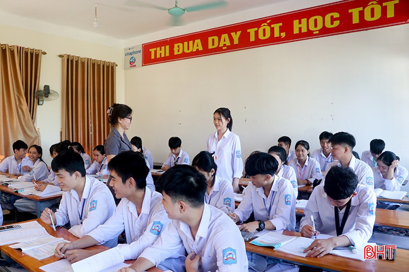 Việc thống nhất 1 bộ sách giáo khoa sẽ góp phần giảm chi phí cho phụ huynh. bqbht_br_14.jpg