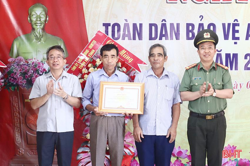 Thay mặt lãnh đạo tỉnh, Chủ nhiệm UBKT Tỉnh ủy Hà Văn Trọng, đại diện lãnh đạo Công an tỉnh trao tặng bằng khen của Chủ tịch UBND tỉnh cho cán bộ và Nhân dân TDP K130. a3.JPG