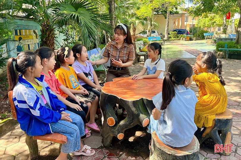 CLB Dân ca ví, giặm Trường Tiểu học Tô Hiến Thành (Thạch Hà) tập luyện tiết mục mới. bqbht_br_12.jpg