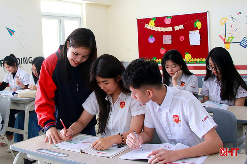 Kiến thức, kinh nghiệm và sự đổi mới phương pháp của cô đã giúp nhiều học sinh đạt kết quả cao trong các kỳ thi IELTS, FCE, PET. bqbht_br_13.jpg