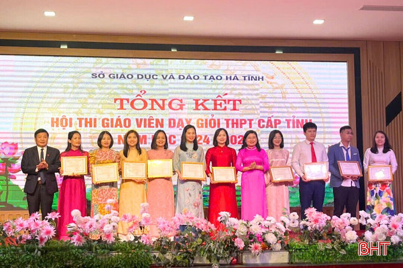 Cô Nhi (thứ 4 từ phải sang) tại lễ vinh danh giáo viên dạy giỏi THPT cấp tỉnh. bqbht_br_11.jpg