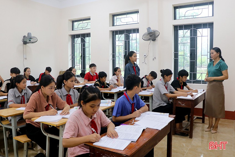 Giáo viên, học sinh lớp 9 ở Trường THCS Đồng Lộc tăng cường tương tác trong mỗi giờ học. 1.4.jpg
